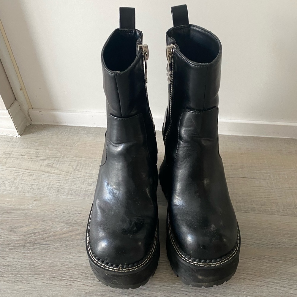 Delias typical behaviour boots